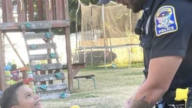 Photo of Police officer surprises 7-year-old boy selling lemonade with a pair of brand new sneakers for school