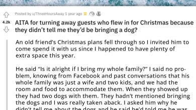 Photo of Host Turns Guests Away After A Long Flight Because They Came With Dogs