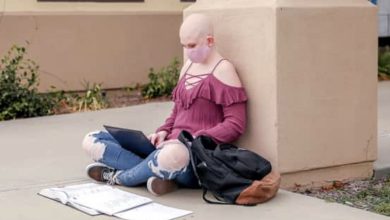 Photo of When a daughter removes a cancer patient’s wig, her father makes her shave her head as retaliation.