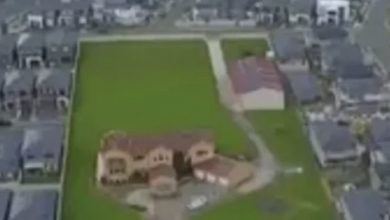 Photo of Family reject developers who build suburb around entire property – 10 years later, house’s value is astronomical