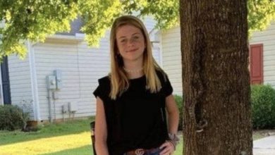 Photo of Mother takes photo of her daughter but froze when they noticed closer
