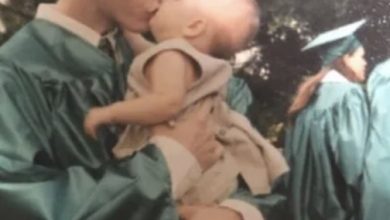 Photo of Dad & daughter recreate high school grad photo 18 years later – people look closer and spot one detail they can’t let go
