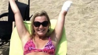 Photo of When the camera pulls back, it’s clear why her bikini beach photo is going viral: she looks stunning.