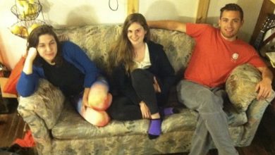 Photo of Students Bought This Old Couch From A Market And Took It To Their Dorm Room