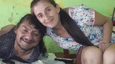 Photo of Dad with no arms or legs raises 2 daughters after their mom abandoned them both as babies