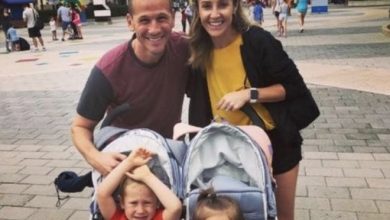 Photo of A Social Media Commenter Noticed Something Weird In Mom’s Photo, And Now Her Daughter’s Life Will Never Be The Same