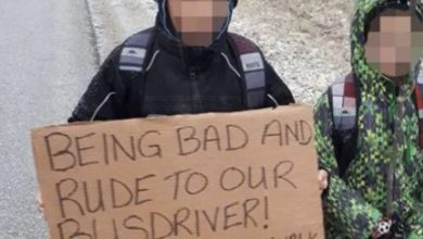 Photo of Mom Makes Kids Walk 7 Km, Carrying Sign Saying They Were Rude To Bus Driver