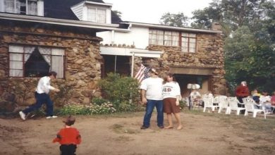 Photo of An elderly man built a house out of stones and beer bottles having no idea that it would turn out amazing