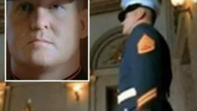 Photo of Marine Guard Ignores Little Boy, Then People Notice What He Does With His Left Hand