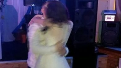 Photo of They had just gotten married and were on the dance floor when the guests saw something at the bride’s feet.
