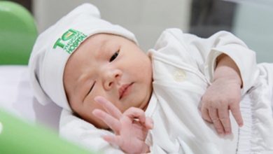 Photo of “Tiny Trendsetter Alert: Internet Delighted by Newborn’s Adorable and Hilarious Expressions Going Viral – A Bundle of Joy and Laughter!”