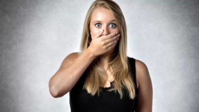 Photo of Woman sees four legs in bedroom, loses her mind and starts hitting them until she enters the kitchen