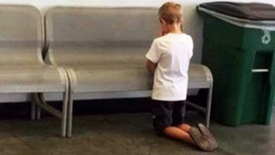 Photo of Mother Shocked To See Her Child Bowed His Knee In Walmart To Pray