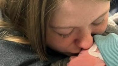 Photo of Doctors remove life support as family says farewell to newborn, but then he starts breathing