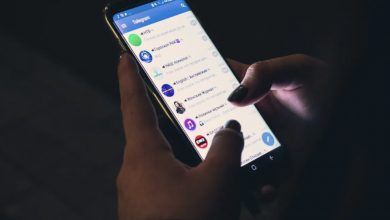 Photo of Wife Sees Stranger’s Message About Her on Husband’s Phone, Takes a Risk by Inviting the Sender Over