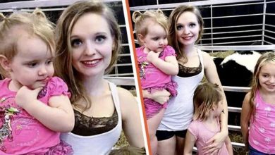 Photo of People Ignore Single Mom-Of-Four Stranded with Her Kids, Elderly Man Knocks Her Car Window