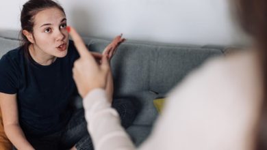 Photo of Heart-wrenching Betrayal: Adolescent Daughter Selects Unfaithful Father