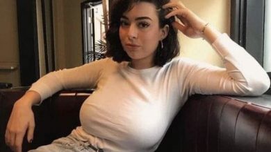 Photo of Husband receives photo from his wife, then immediately wants a divorce