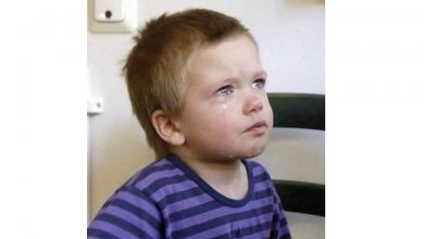 Photo of A little boy from Oklahoma was abused by his parents and they gave him up for adoption, but on the first day, he went to the new parents and handed them a letter…