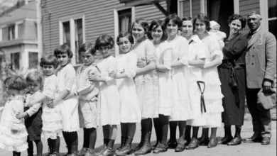 Photo of There are as many as thirteen children in this family, all lined up in a row. Now look at the car…