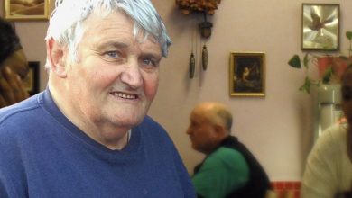 Photo of Old Man Promises to Wait for Woman He Loves at Their Favorite Cafe, Waits Nearly 20 Years After
