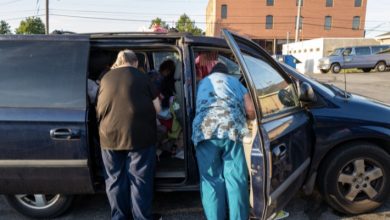 Photo of Mother refuses to let homeless son and his kids stay with her – years later she comes back begging