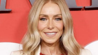 Photo of At 53, Kelly Ripa’s black gown on Oscars red carpet ignites reactions from fans