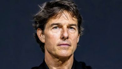 Photo of Joining the Rest of Us”: 61-Year-Old Tom Cruise Shows Off His Aging Torso at the Beach, Igniting Conversations Online
