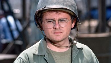 Photo of Gary Burghoff, known as Radar from ‘MAS*H,’ consistently concealed his left hand on camera — here are five instances where it was visible.