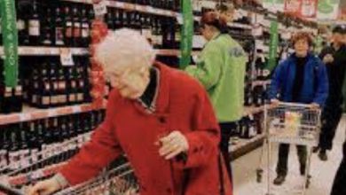 Photo of Cashier Mocks Elderly, Low-Income Woman – Fate Intervenes, Transforming Her Life Profoundly