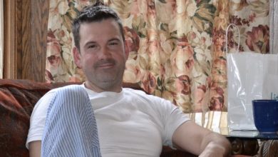 Photo of Man Spends Entire Day on Sofa Criticizing Wife About Untidy Home Until Their Silent Son Steps In