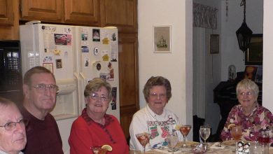 Photo of Man Enters His Fiancée’s Grandmother’s Home and Discovers a Picture That Changes Everything