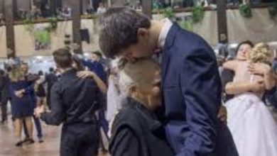 Photo of Girl Prevents Her Grandmother from Attending Prom, Then Receives an Urgent Hospital Call