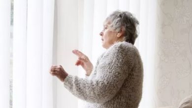 Photo of Elderly Neighbor Insists on Viewing My Grandmother’s Will – Leaves Only After Refusing to Depart from My Porch