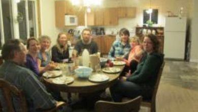 Photo of Woman Attends Dinner to Meet Her Fiancé’s Parents and Discovers Another Woman Impersonating Her
