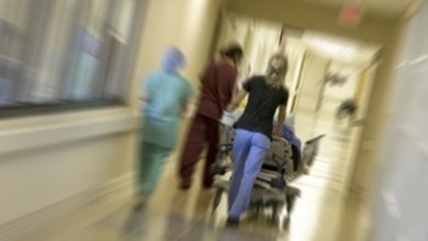 Photo of Ethan’s Return from a Business Trip Takes a Shocking Turn at the ER – Discovers Another Man by His Wife’s Side