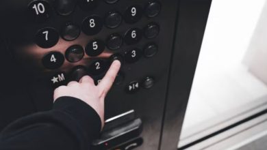 Photo of Woman Unintentionally Struck a Man in the Nose in an Elevator, Later Realizing He Was Her New Supervisor