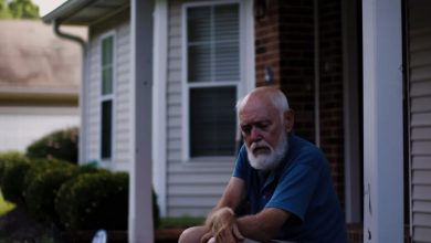 Photo of I was always intrigued by my mother’s hatred for her neighbor, but after his death, I discovered the true reason