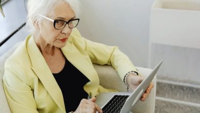 Photo of A woman teased me about my age, only to join me for dinner the very next day—as my son’s fiancée