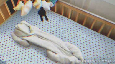 Photo of A single mom’s heart dropped when she discovered only a tiny onesie in the crib instead of her baby