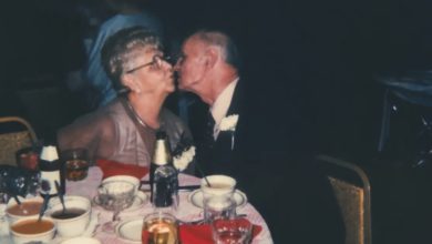 Photo of A joyful couple posted their 10th anniversary photo online and soon received a barrage of concerned phone calls