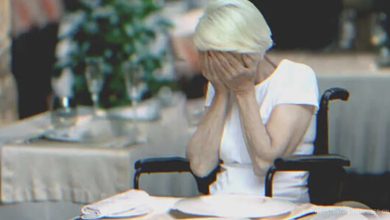 Photo of At a restaurant, a son reduced his elderly mother in a wheelchair to tears and only apologized after the owner intervened—today’s headline story