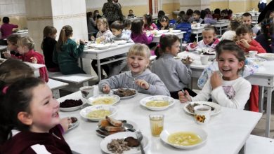 Photo of A school principal saw a 9-year-old girl taking leftover food from the cafeteria each day and chose to follow her to find out why