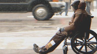 Photo of Woman Abandons Her Father in a Wheelchair on the Street, Saying She’ll Be Right Back — Returns 12 Years Later