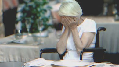 Photo of Son’s Behavior Causes Wheelchair-Bound Elderly Mother to Cry at a Dining Establishment; He Later Apologizes Following the Owner’s Intervention