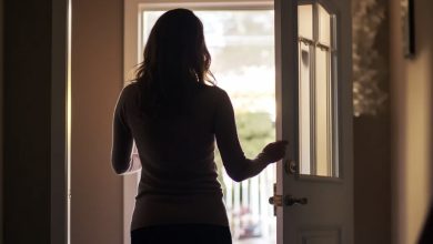 Photo of My closest friend took my husband from me, and a decade later, she unexpectedly appeared at my doorstep
