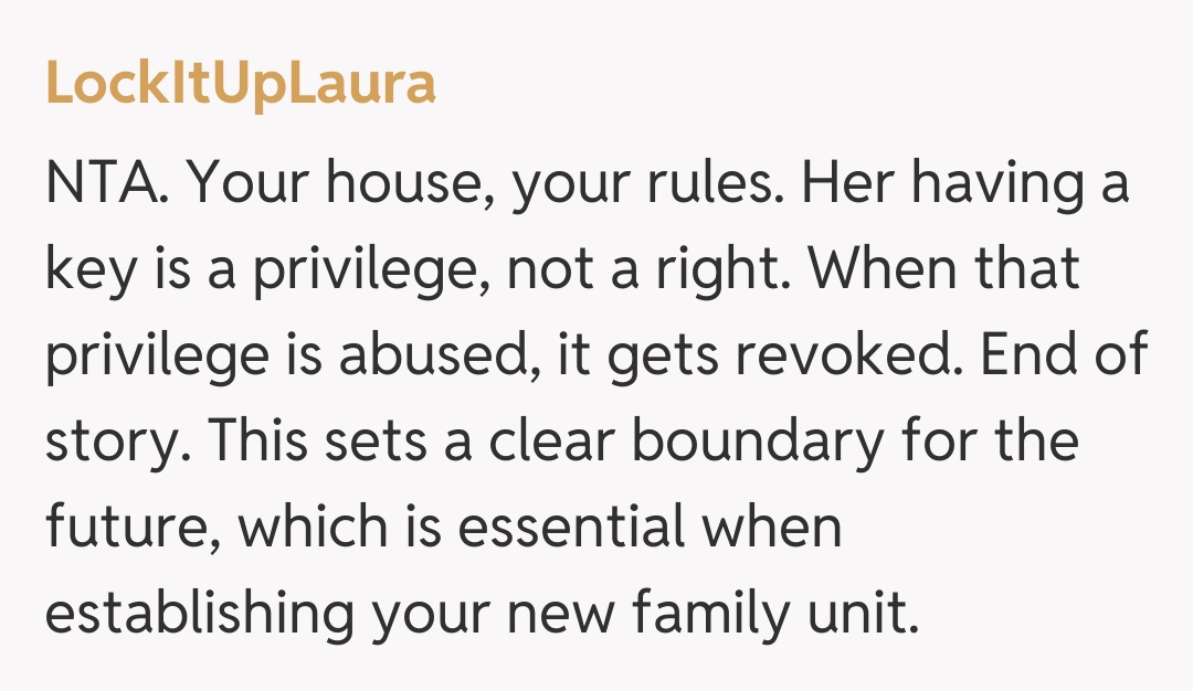 Comentariu de la LockItUpLaura