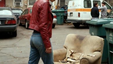 Photo of A Woman Brought Home a Sofa Someone Had Thrown Away — While Repairing It, Her Husband Found a Secret Inside That Left Them Speechless