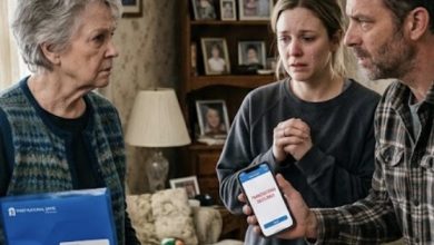 Photo of My Daughter Asked, “Mom, Why Is the Card Dead?” — She Never Expected Me to Show Her the Bank Records
