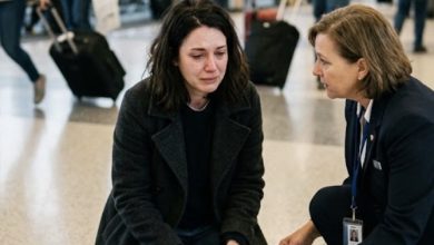Photo of My Husband Died Overseas, and My Family Told Me to Take an Uber Home — Then a Stranger Did What They Wouldn’t